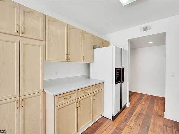 5th image of 7636 Amato Ave