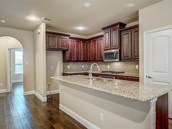 5th image of 2690 Venice Dr Unit 1