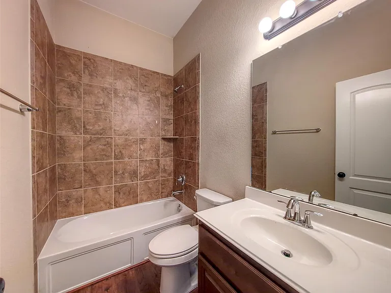 26 Cheswood Manor Dr — Photo 17