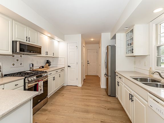 3rd image of 808 Midway Ct