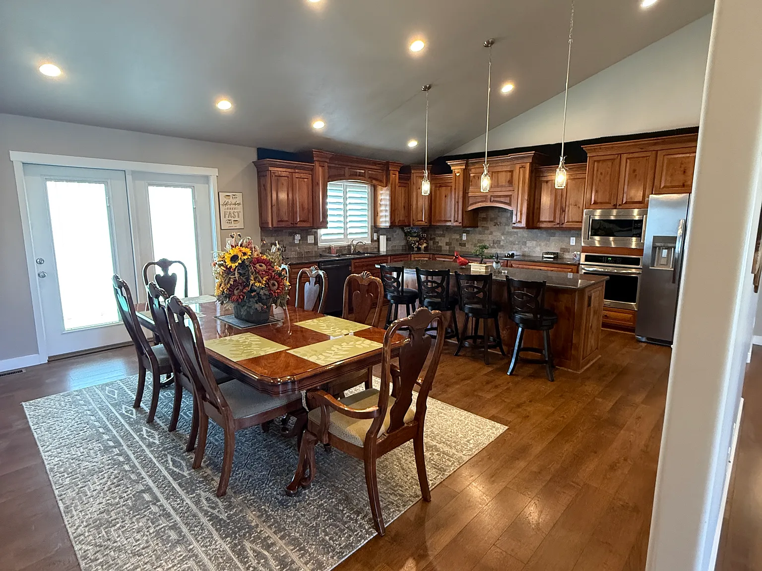 2 bed, 2.5 bath, 1914 sqft, $2,500 — Photo 2