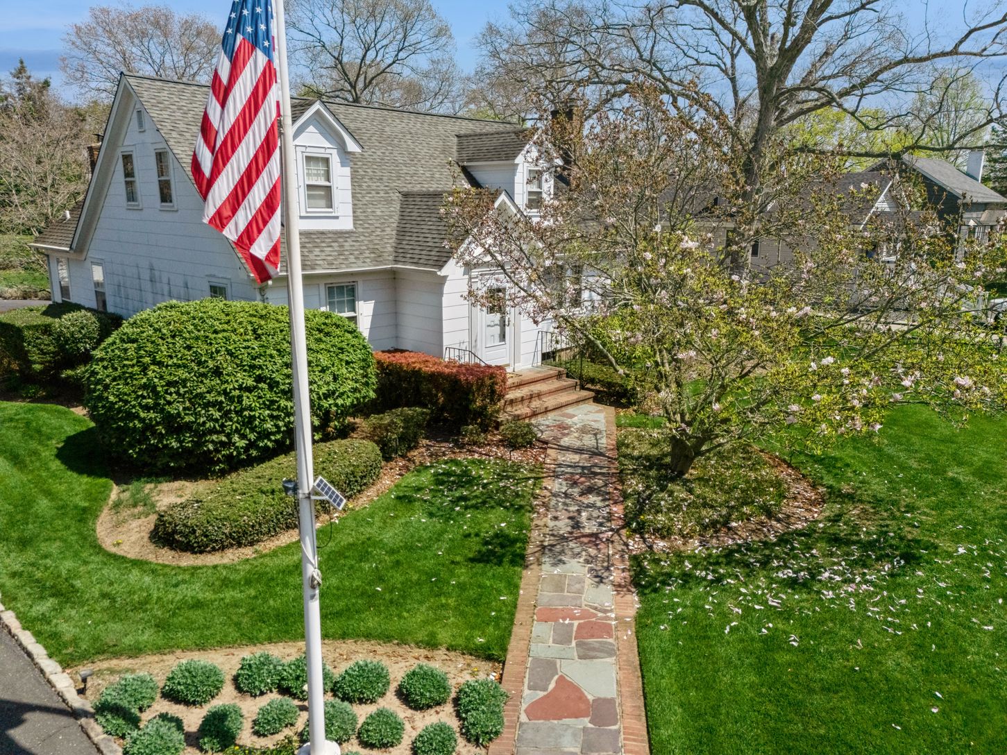  Lush, manicured property