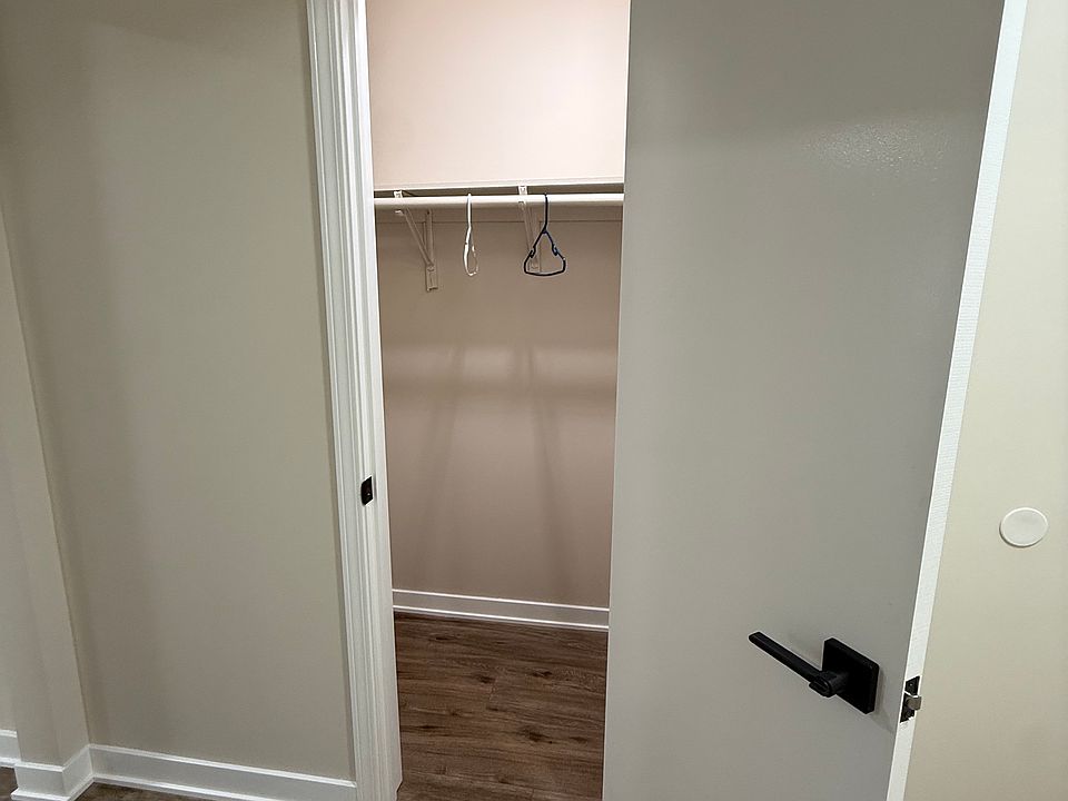 Entrance deep walk in closet