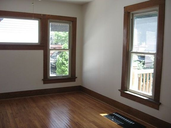 5th image of 1057 W 10th St #N528
