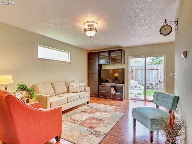 Living w/slider to patio ad lawn