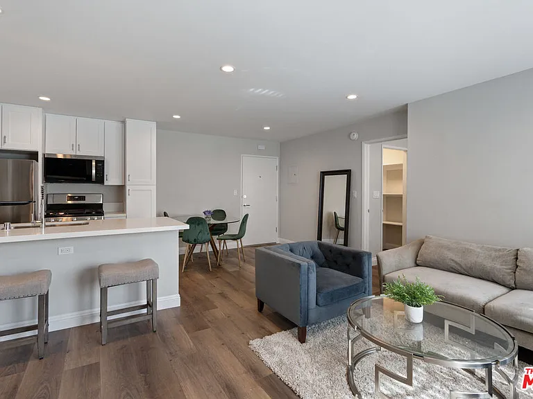 257 S Manhattan Pl #12 — Photo 6