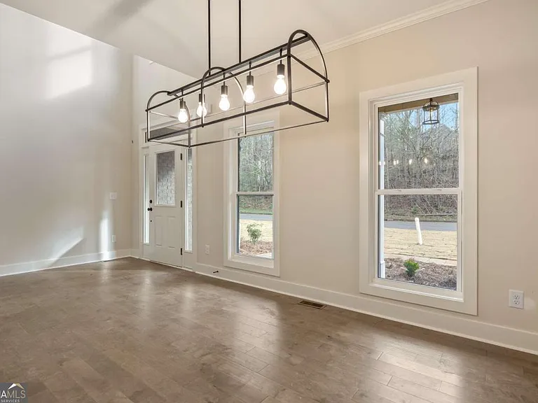 370 Ansley Dr — Photo 4