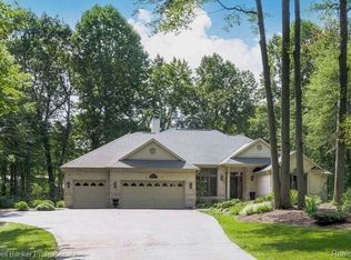 520 Woodcreek Ct, Commerce Township, MI