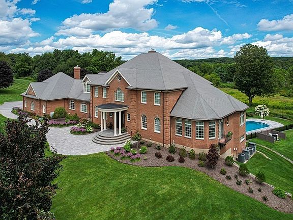 3rd image of 3 Wyndemere Dr