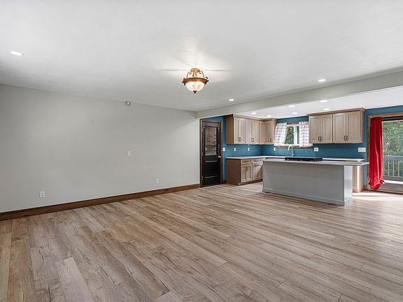 4th image of 565 1/2 Fleming Rd