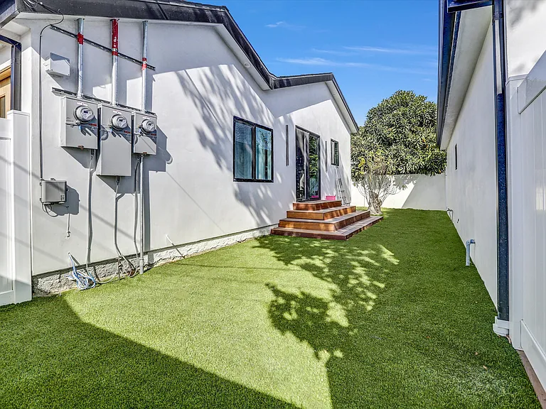 6904 Corbin Ave — Photo 5