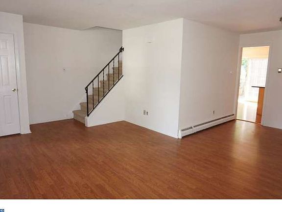 5th image of 202 Karen Dr