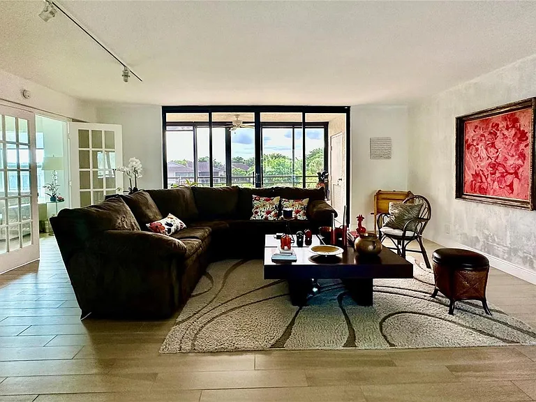 7582 Regency Lake Dr — Photo 2