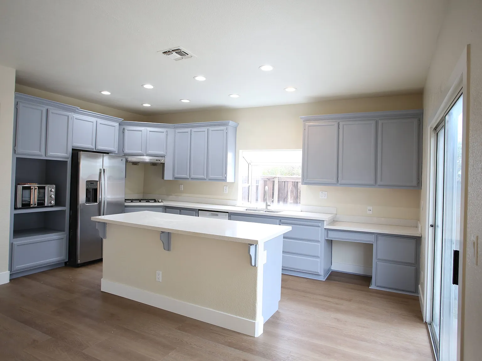 5 bed, 2.5 bath, 2619 sqft, $3,900 — Photo 4