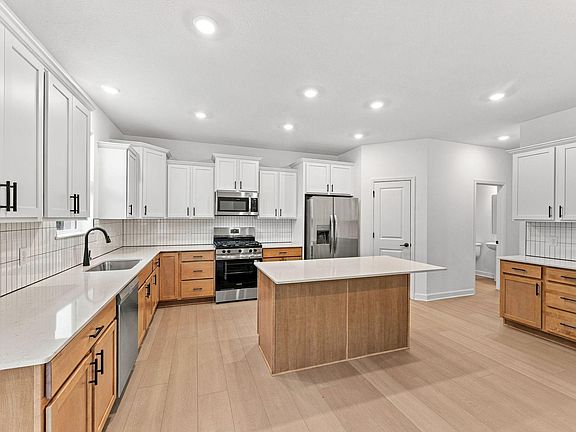 2nd image of 10955 Hemingway Ave S