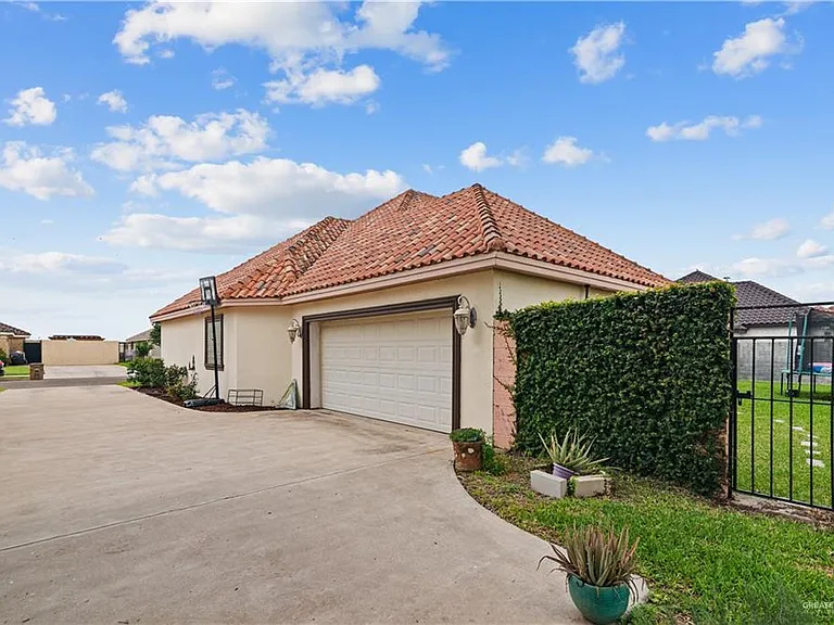 2401 W Rhin Dr — Photo 3