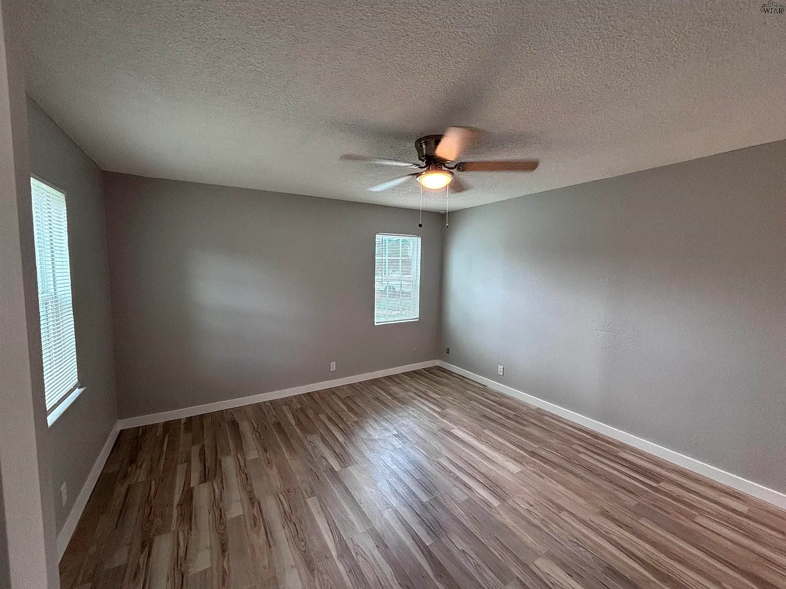 3 bed, 1.0 bath, 967 sqft, $1,200 — Photo 2
