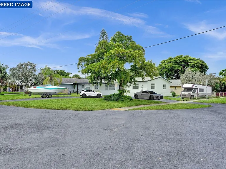 1220 NE 8th St — Photo 30