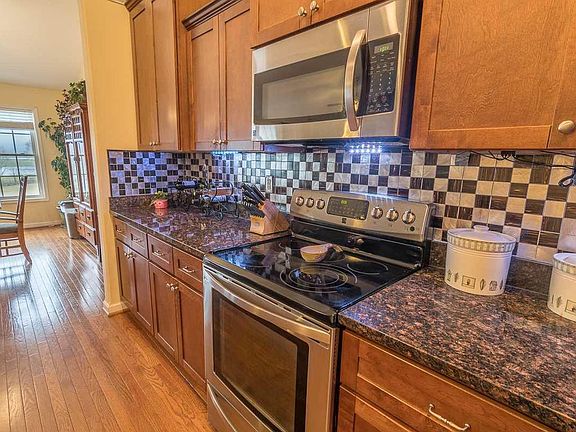 4th image of 23 Willard Ct