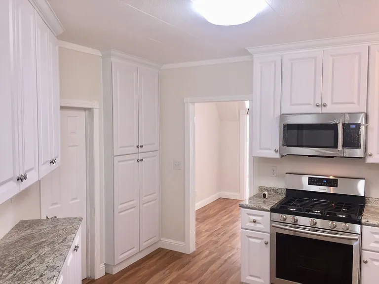 526 W Dale St — Photo 5