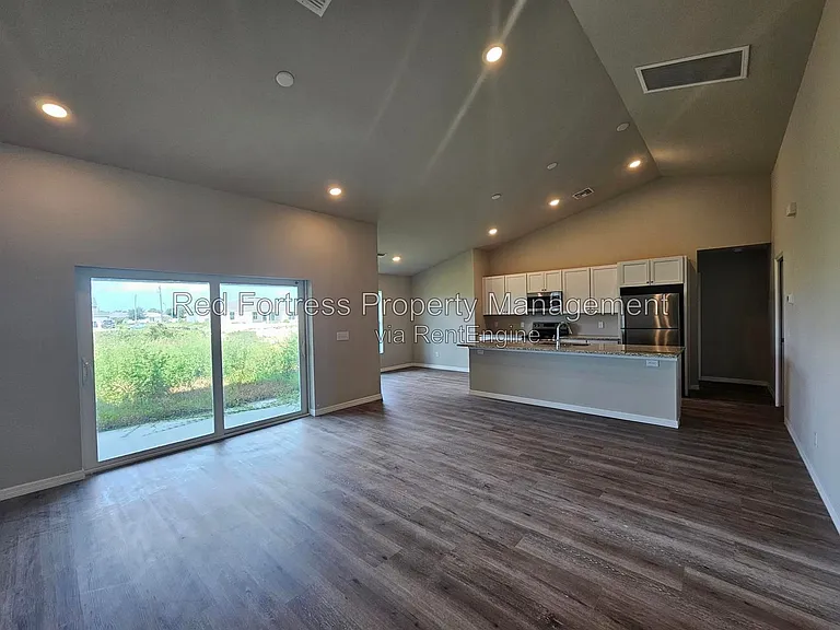 2300 NW 9th Ave — Photo 11
