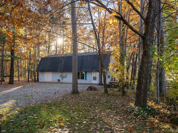 9887 W Higgins Lake Dr, Roscommon, MI 48653