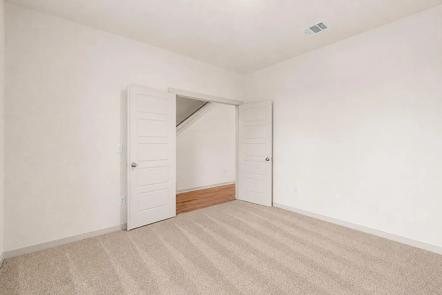 4 bed, 2.5 bath, 2249 sqft, $2,400 — Photo 2
