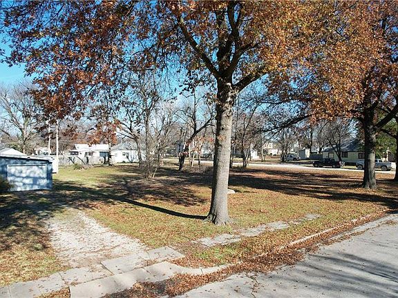 3rd image of 1006 Illinois St