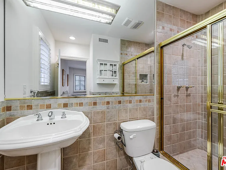 4063 Benedict Canyon Dr — Photo 36