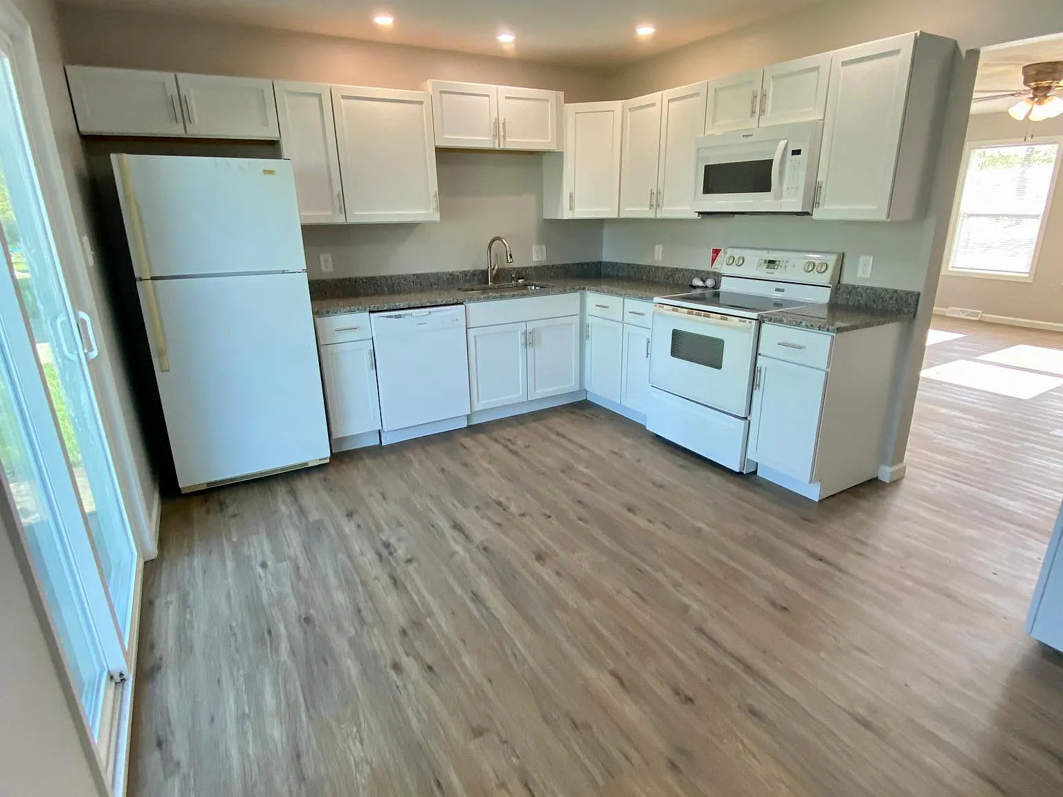 1102 Chateau Dr — Photo 3