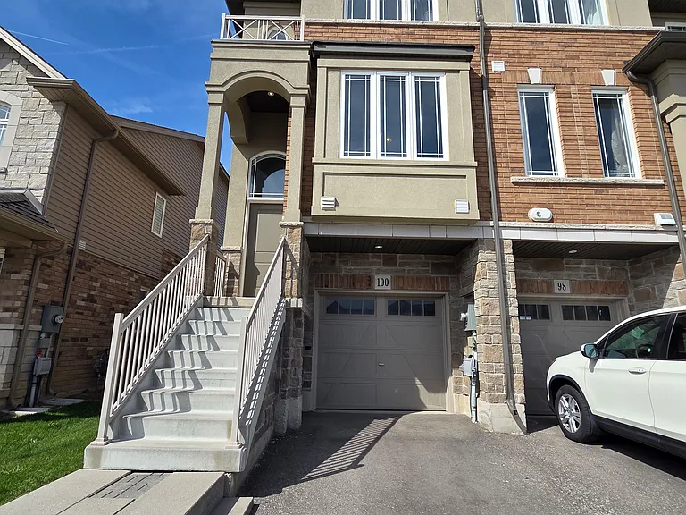 100 Laguna Village Cres — Photo 2