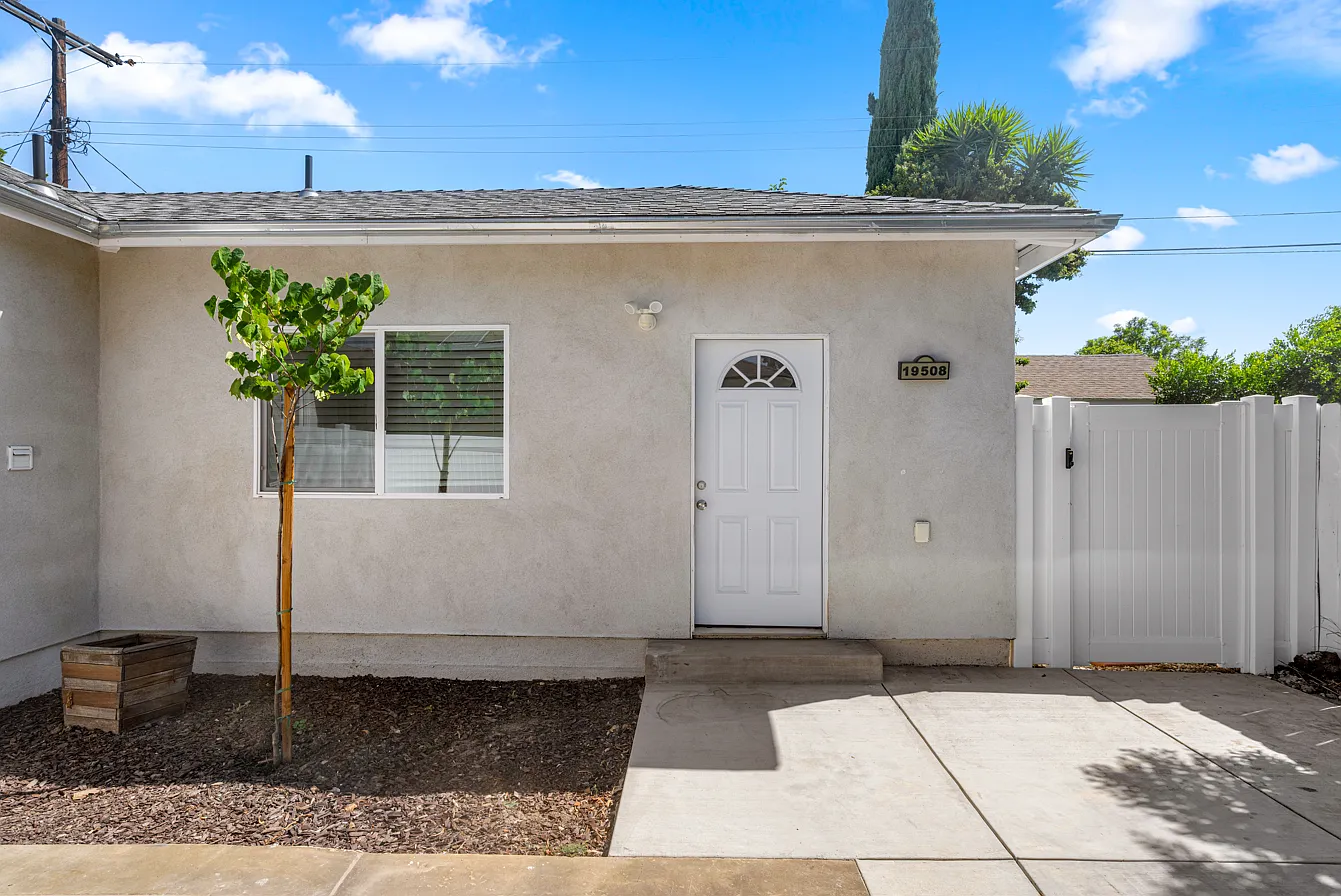 19508 Hart St — Photo 1