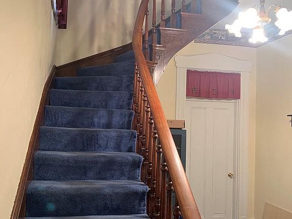 5th image of 706 E 2nd St