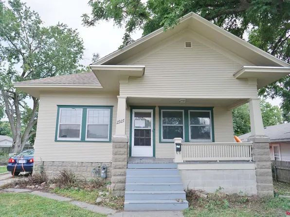 2927 Holdrege St, Lincoln, NE 68503