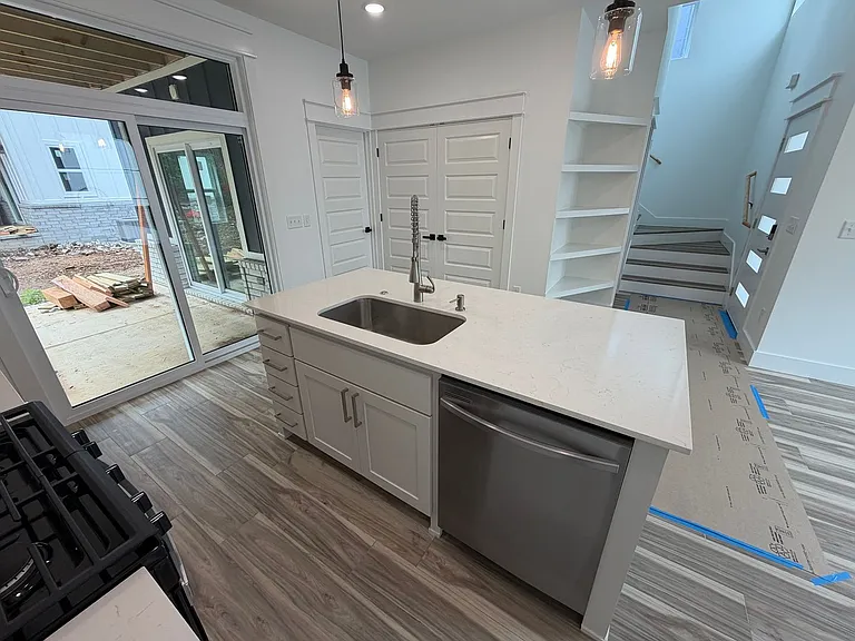 916 N Sang Ave #B — Photo 6