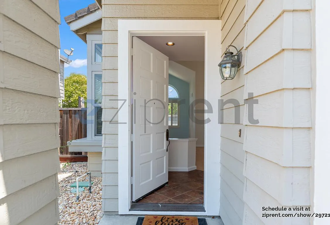 3 bed, 2.5 bath, 1893 sqft, $4,305 — Photo 4