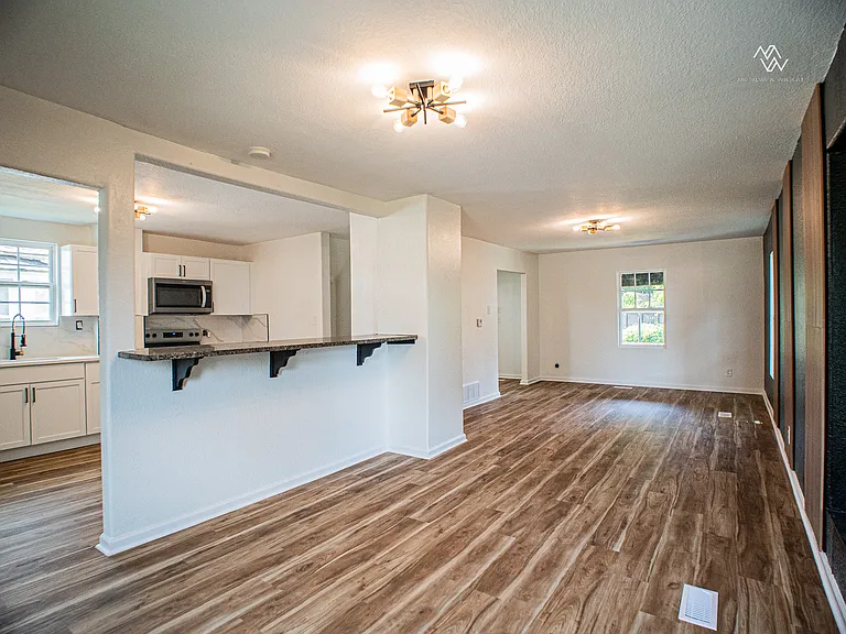 454 Bellaire Ave — Photo 5