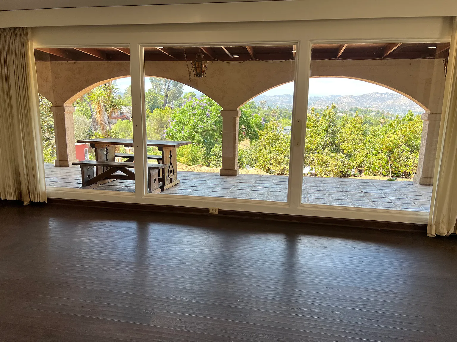 4 bed, 2400 sqft, $4,600 — Photo 3