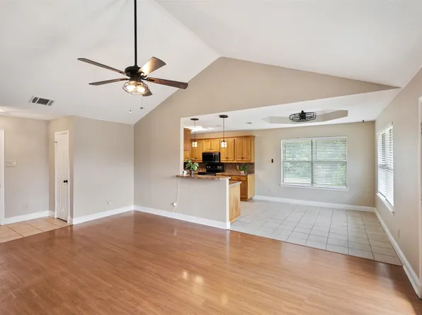 125 Meadow Heath St, Gun Barrel City, TX 75156