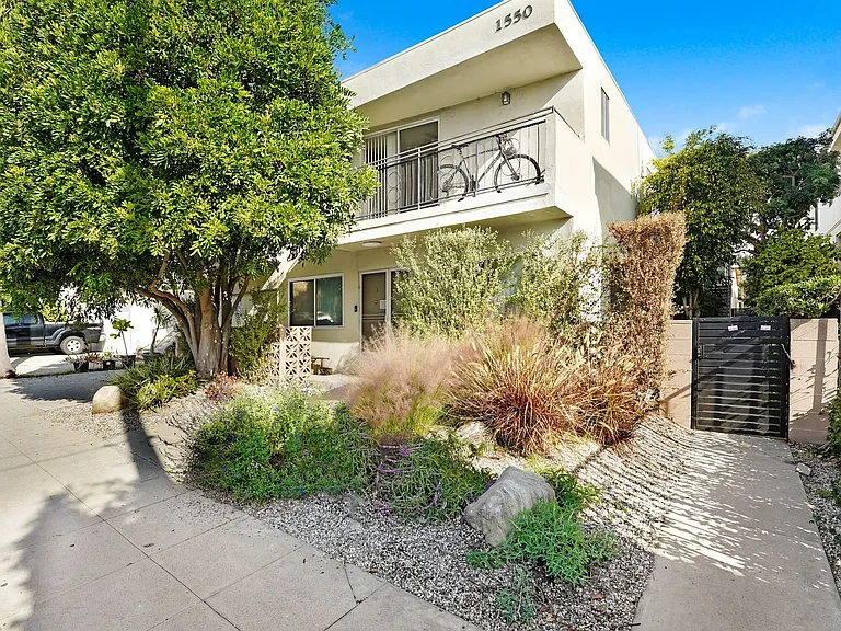 1550 Saltair Ave, prime West LA location! — Photo 17