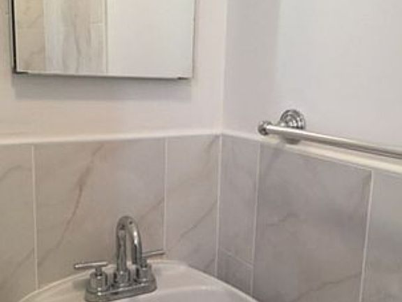 5th image of 454 W 36th St APT 4RE