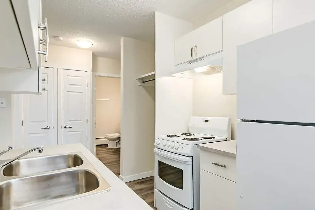 Montrose Apartments — Photo 1