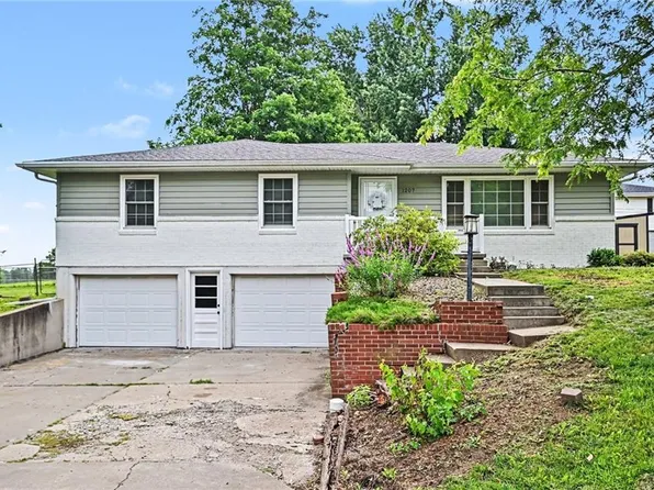 1207 Safari Dr, Saint Joseph, MO 64506