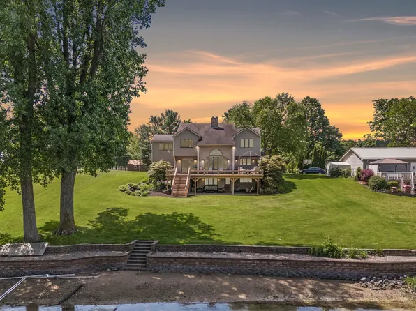 2716 E Lapoint Dr, Milford, IN 46542