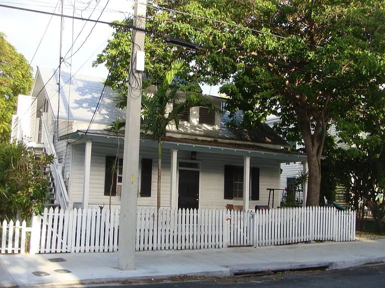 307 Elizabeth St — Photo 3