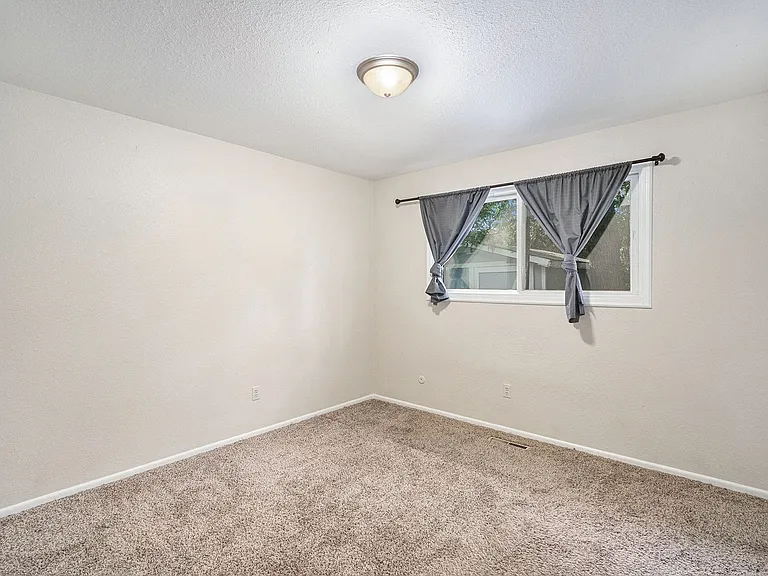 906 Mansfield Dr — Photo 10
