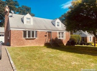 18 Phillips Rd, Glen Cove, NY 11542