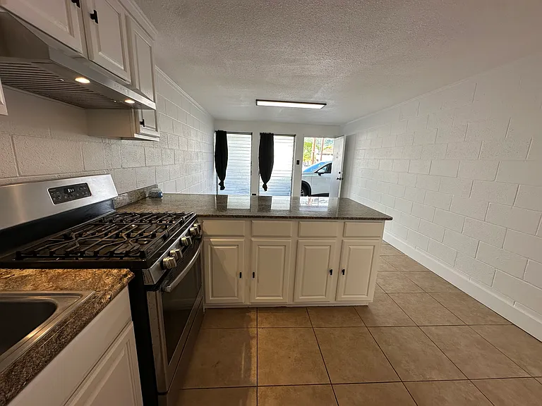 2501 Coyne St — Photo 5