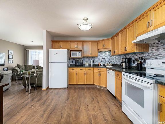 4th image of 28 Kleisinger Cres #203