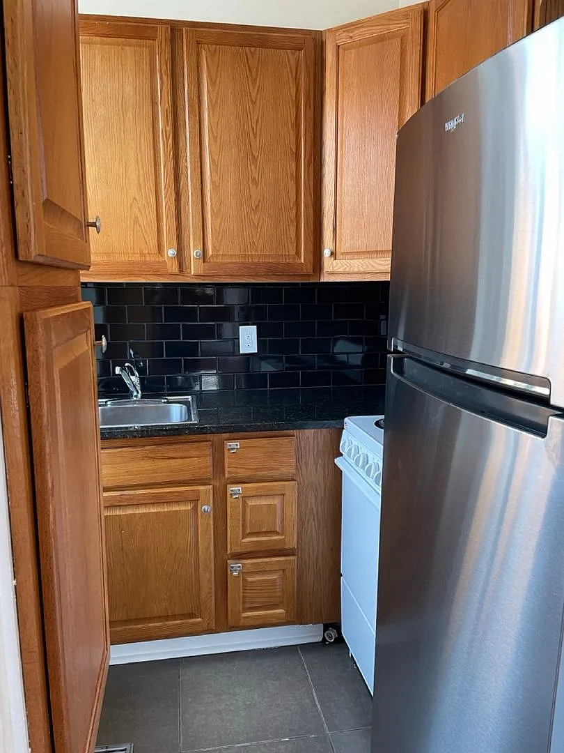 1601 Shakespeare St — Photo 3